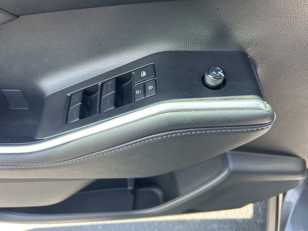 Used 2023 Toyota Highlander XLE image 4
