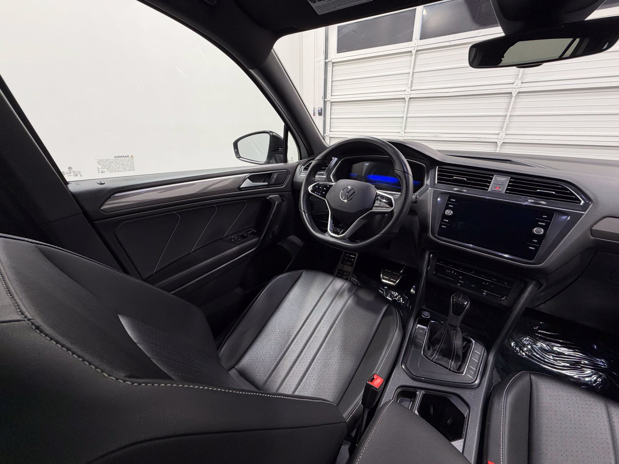 Certified 2023 Volkswagen Tiguan SE R-Line FWD image 31