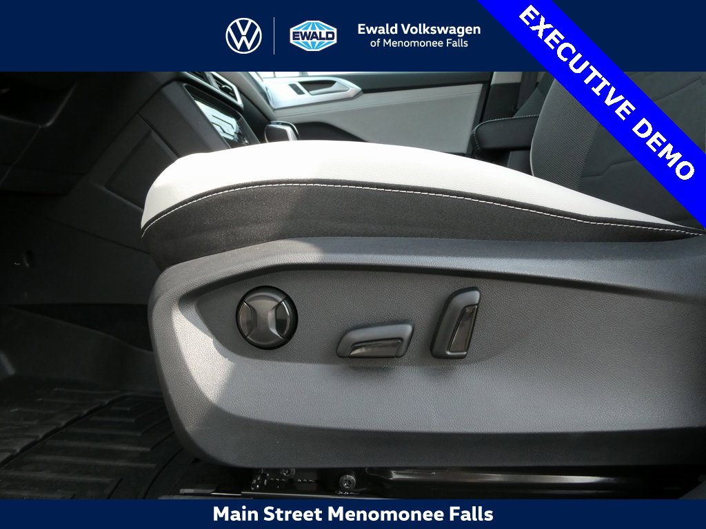 New 2025 Volkswagen Taos SE image 8