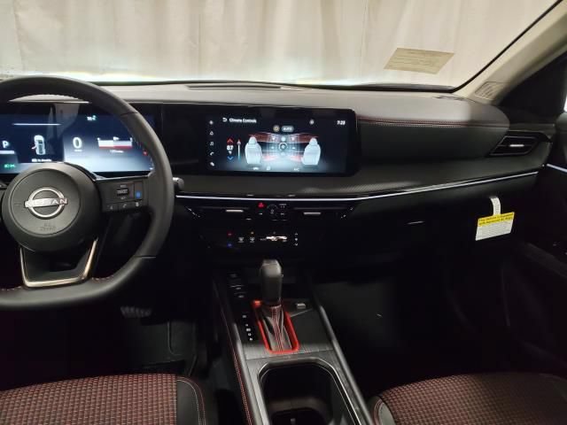 Used 2025 Nissan Kicks SR AWD/4WD image 11