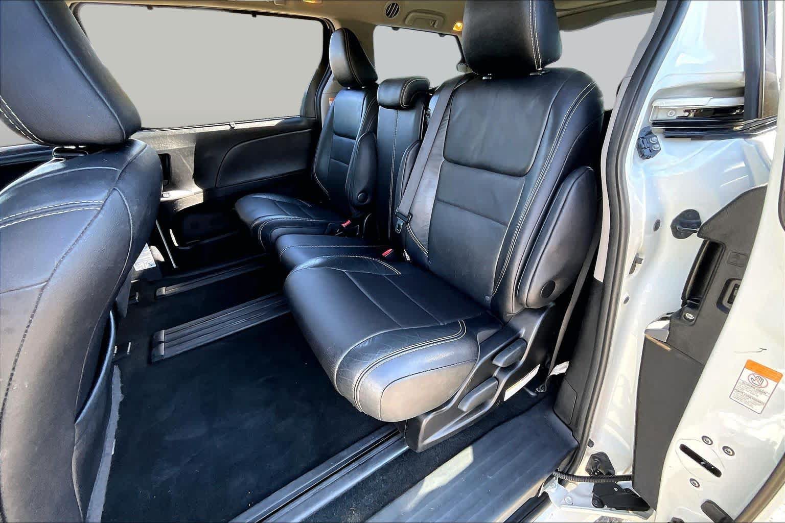 Used 2017 Toyota Sienna SE w/ SE Preferred Package FWD image 20