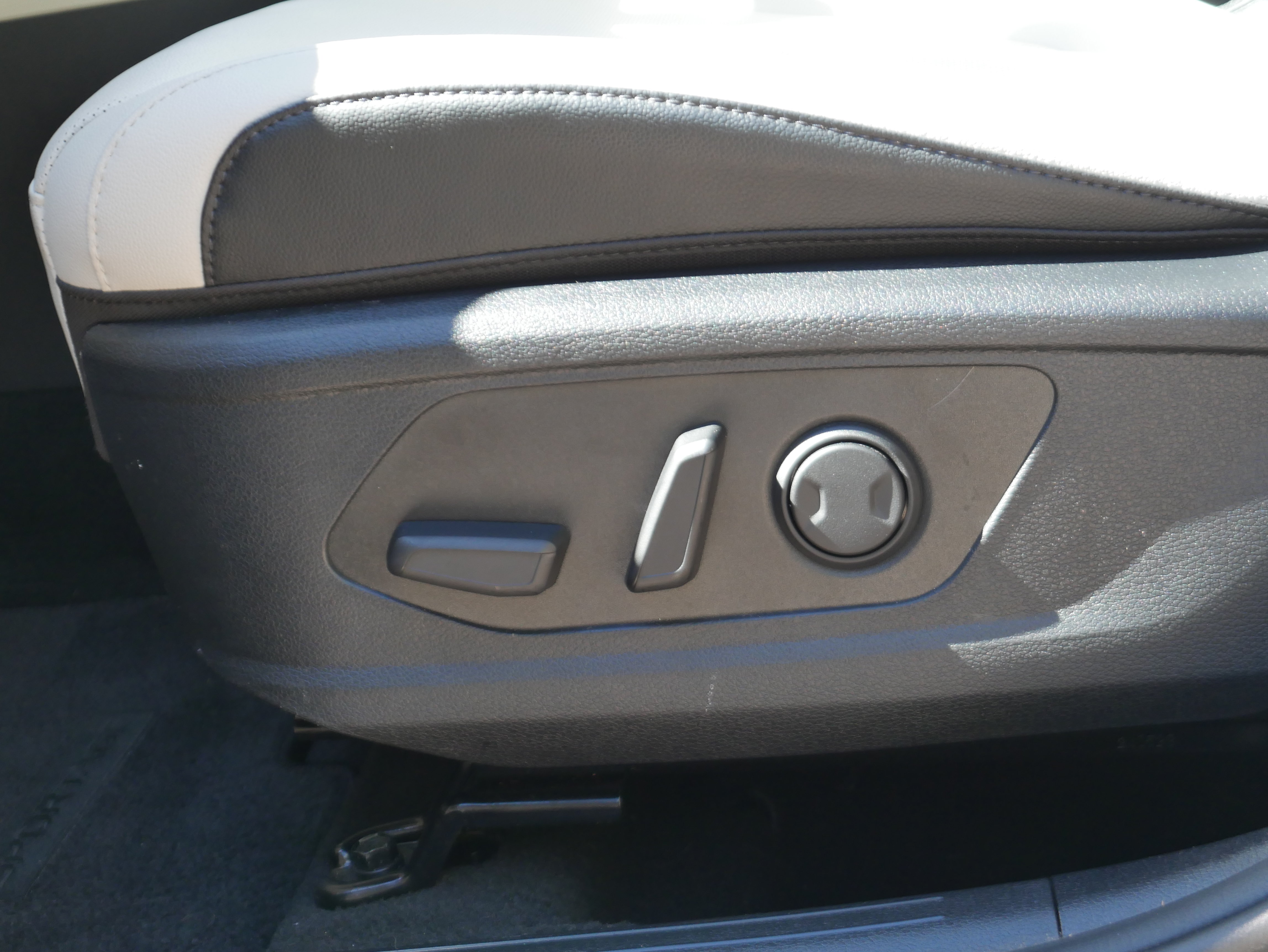 Certified 2025 Kia Sportage EX w/ Premium Package AWD/4WD image 13