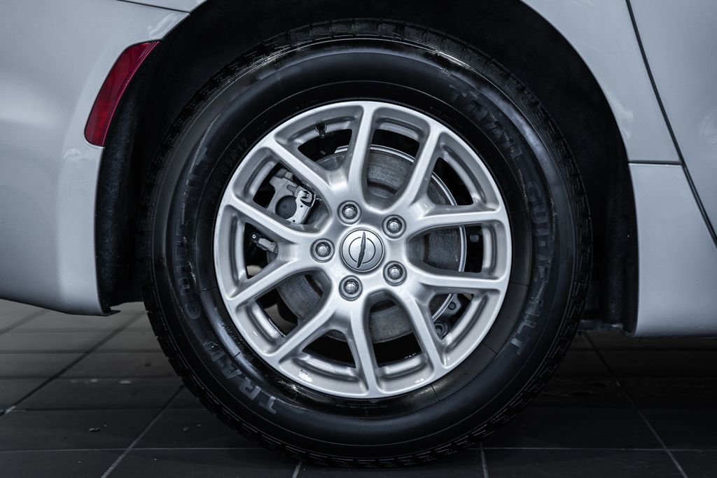 Certified 2024 Chrysler Pacifica Touring-L image 21