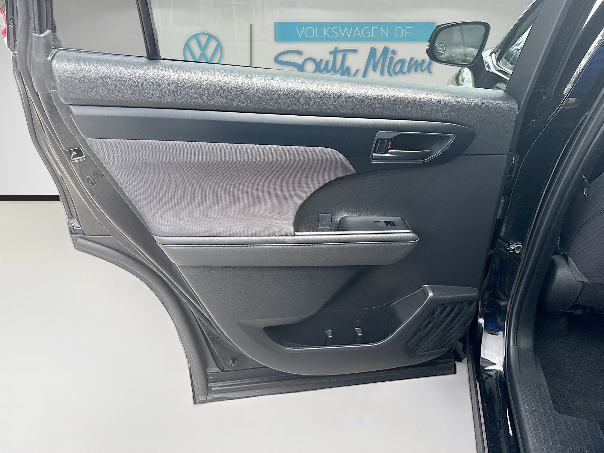 Used 2023 Toyota Highlander L FWD image 24