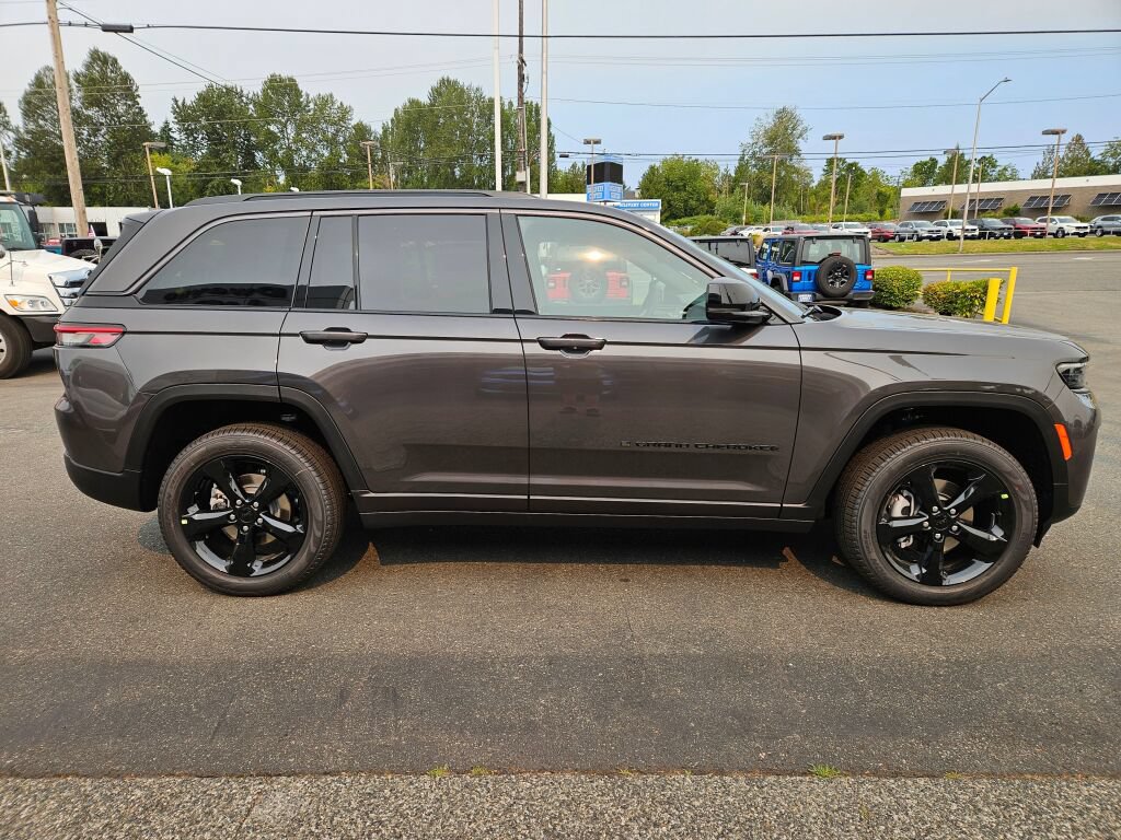 New 2026 Jeep Grand Cherokee Limited w/ Limited Altitude Package AWD/4WD image 6