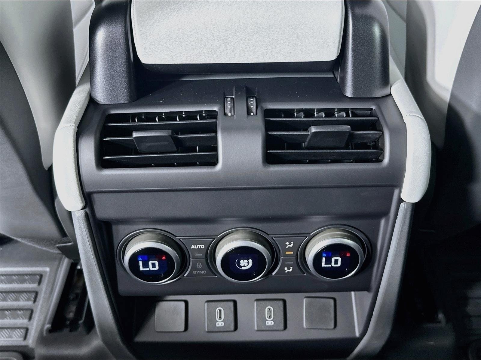 New 2026 Land Rover Defender 110 X-Dynamic SE AWD/4WD image 27