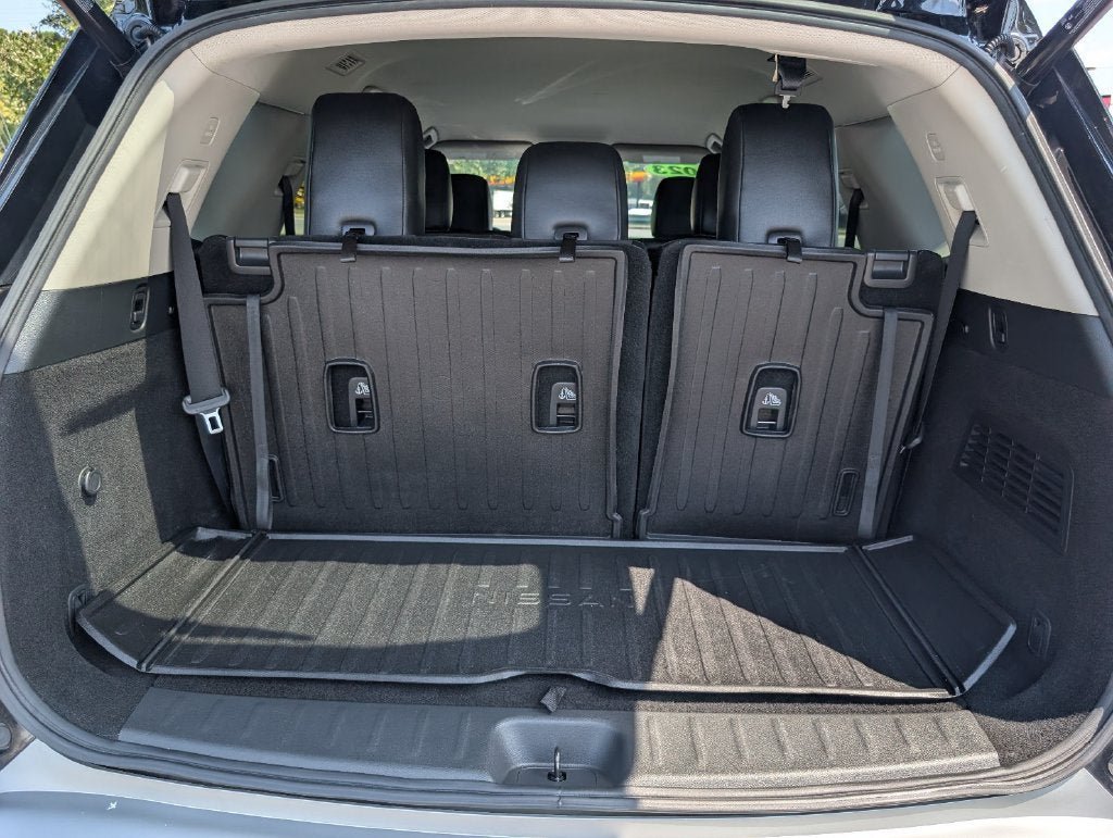 Used 2023 Nissan Pathfinder SL w/ Lighting Package (N92) FWD image 5