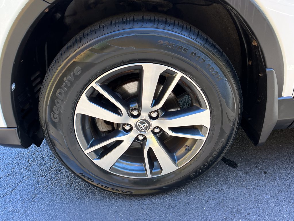 Used 2018 Toyota RAV4 XLE AWD/4WD image 25