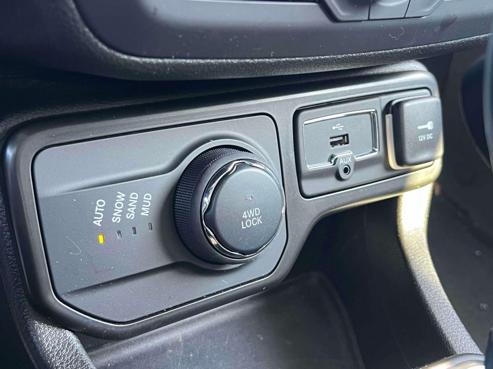 Used 2023 Jeep Renegade Latitude AWD/4WD image 15