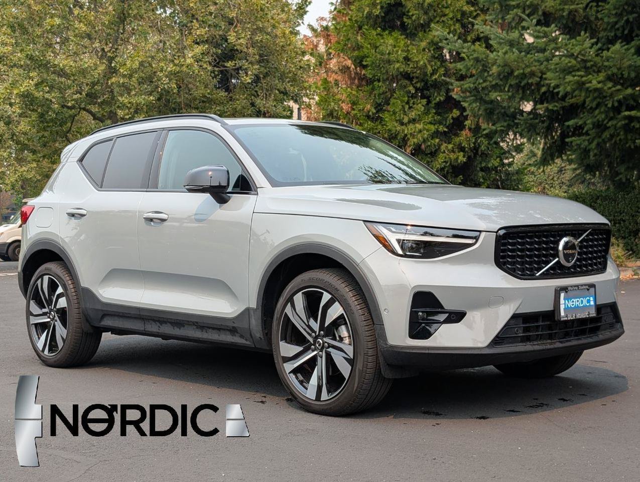 Used 2025 Volvo XC40 B5 Ultra AWD/4WD image 1