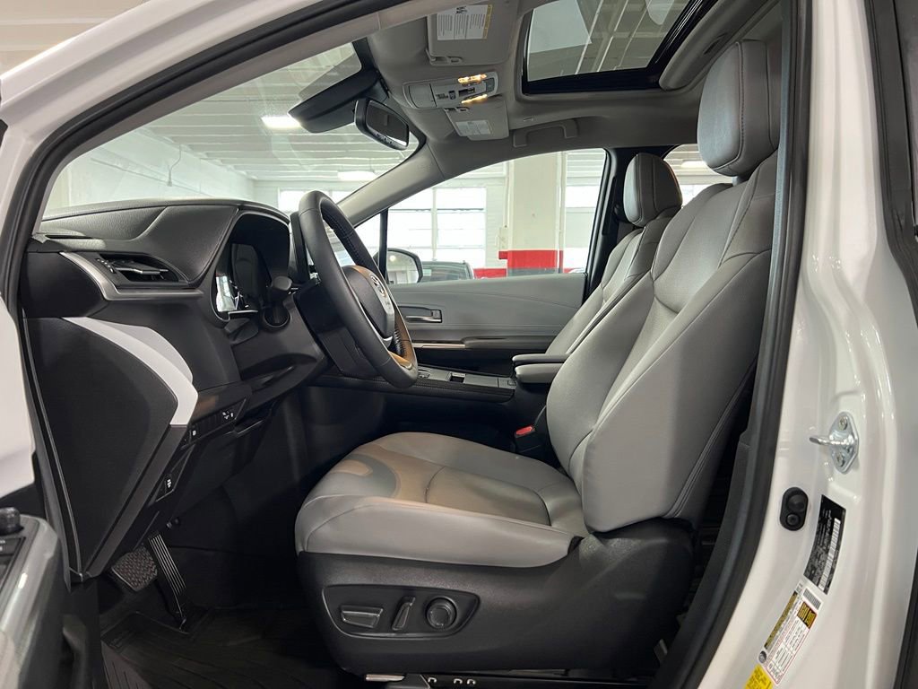 Used 2025 Toyota Sienna XLE w/ XLE Plus Package AWD/4WD image 13