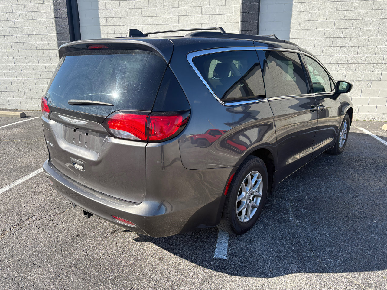 Used 2021 Chrysler Voyager Lxi image 2