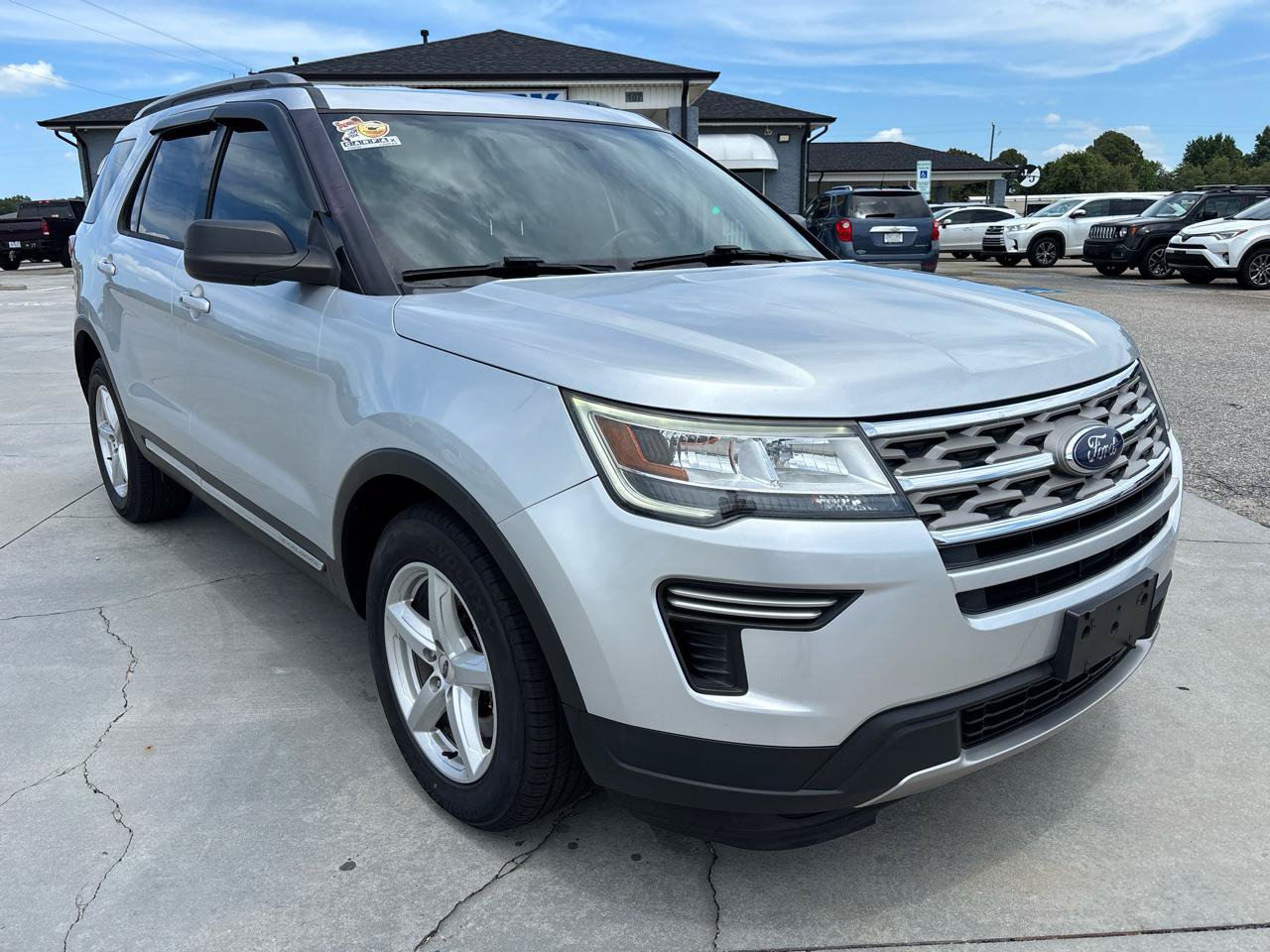 Used 2018 Ford Explorer XLT FWD image 2