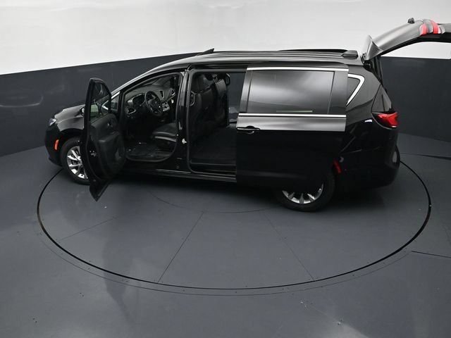 Certified 2025 Chrysler Pacifica Select AWD/4WD image 27