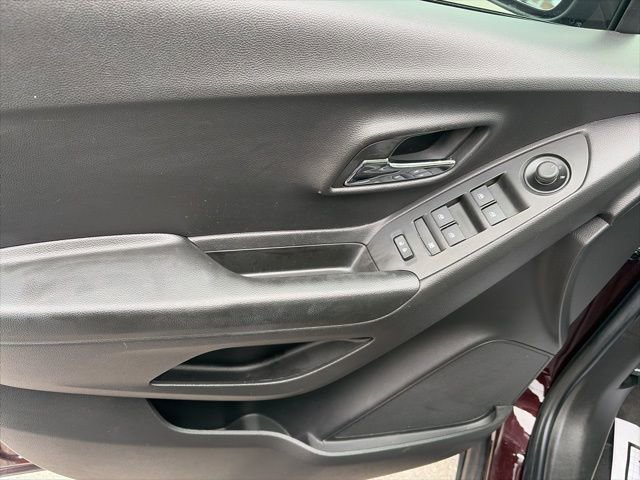 Used 2022 Chevrolet Trax LT w/ LT Convenience Package AWD/4WD image 17