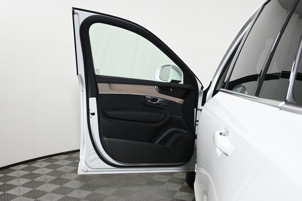 Used 2025 Volvo XC90 B5 Plus w/ Protection Package Premier image 27
