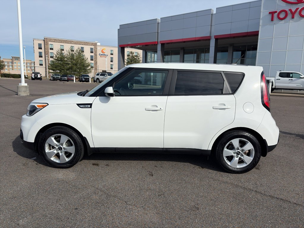 Used 2017 Kia Soul Base image 2