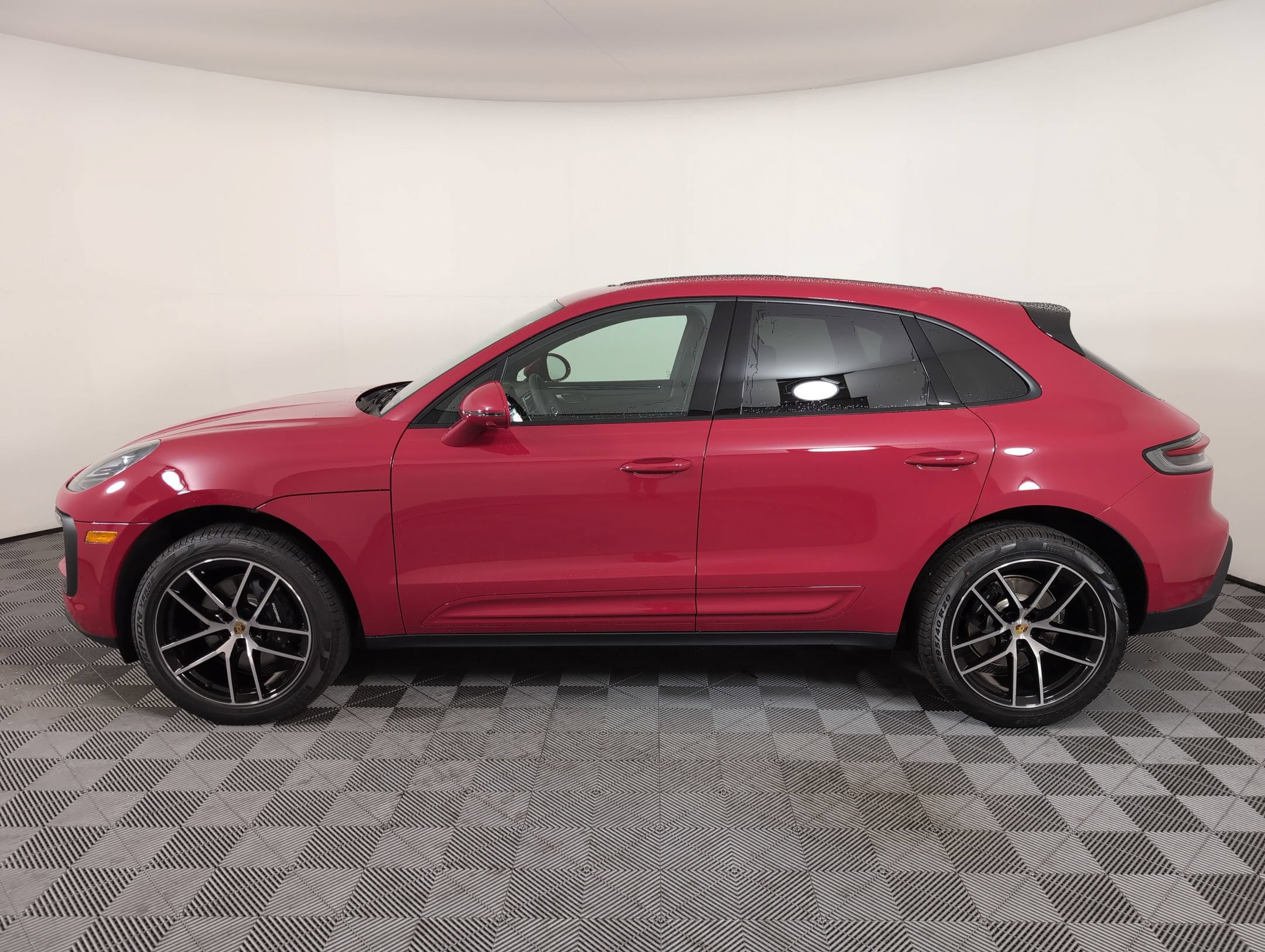 Certified 2025 Porsche Macan AWD/4WD image 2