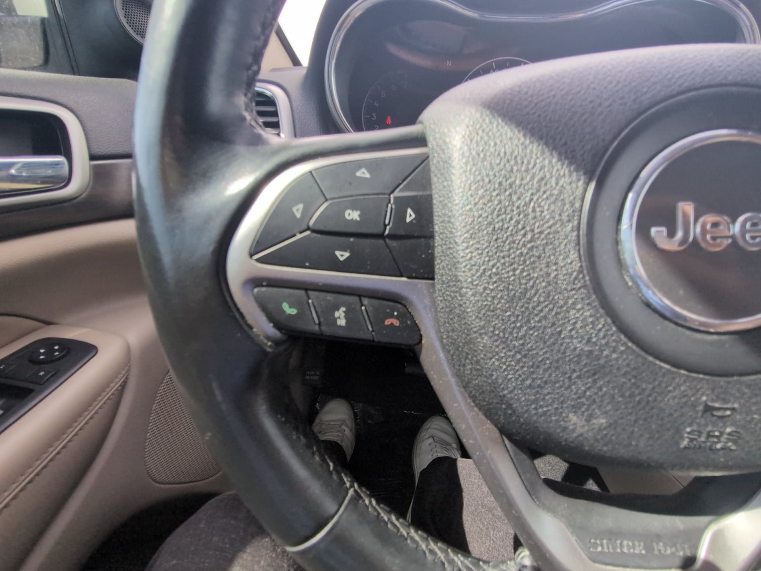 Used 2018 Jeep Grand Cherokee Laredo AWD/4WD image 22