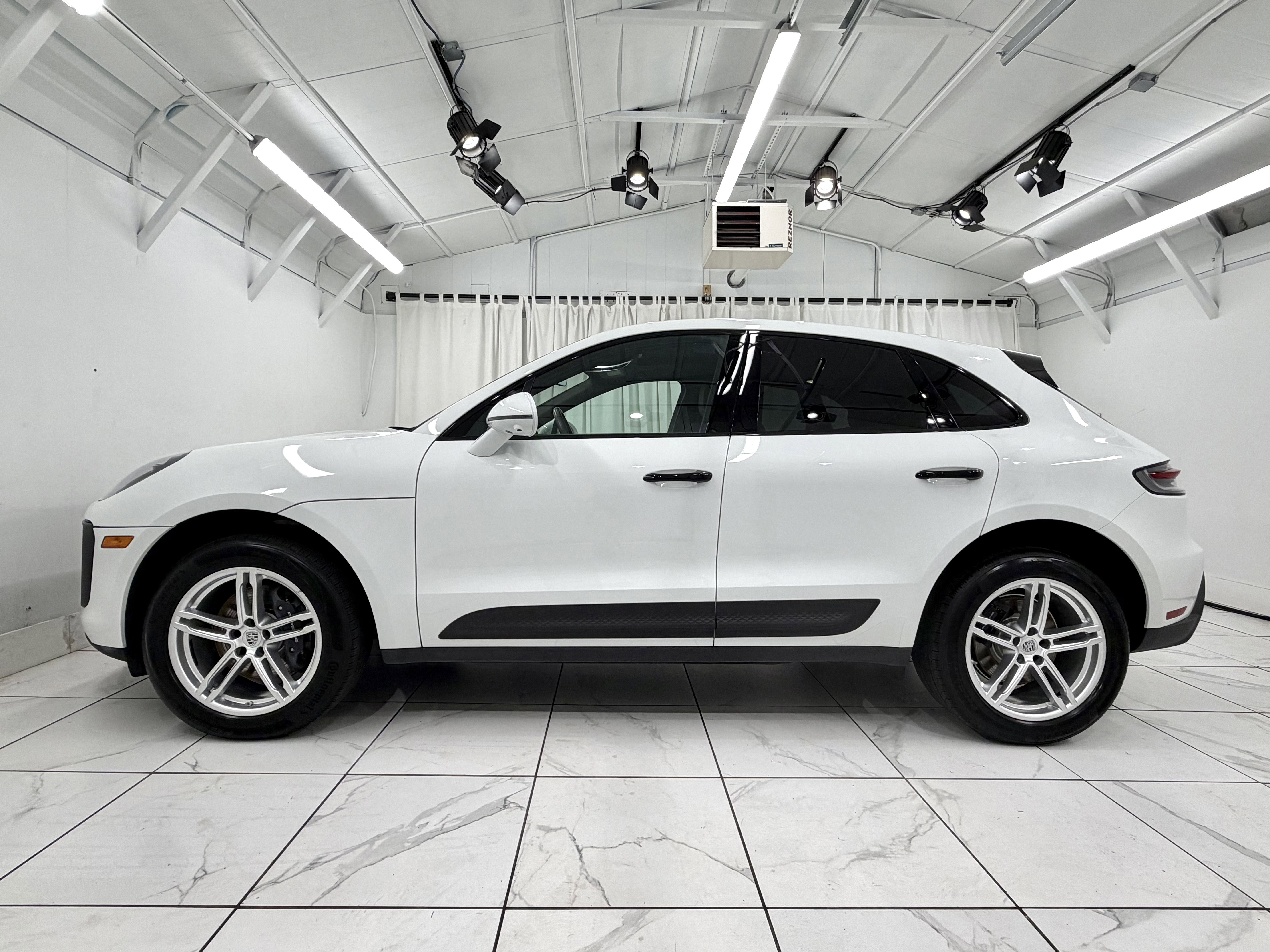 Certified 2023 Porsche Macan image 2