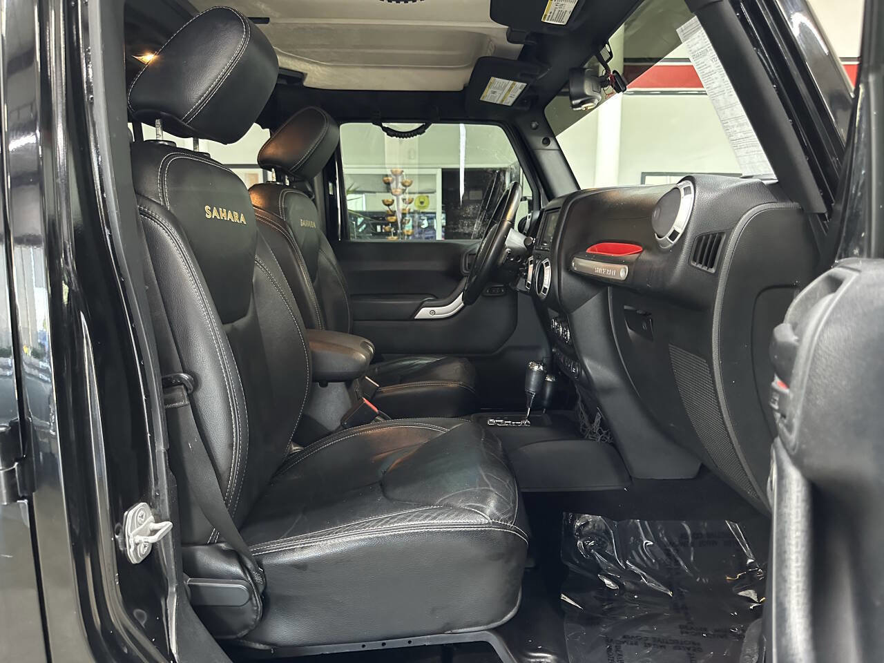 Used 2015 Jeep Wrangler Unlimited Sahara w/ Connectivity Group image 17