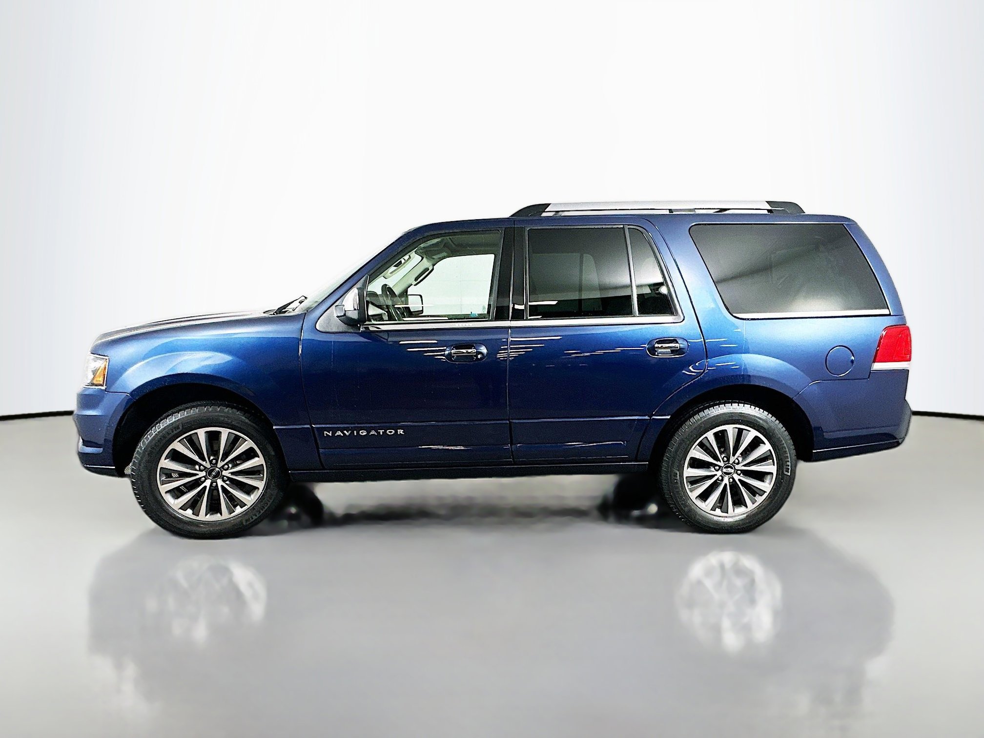 Used 2016 Lincoln Navigator Select AWD/4WD image 4