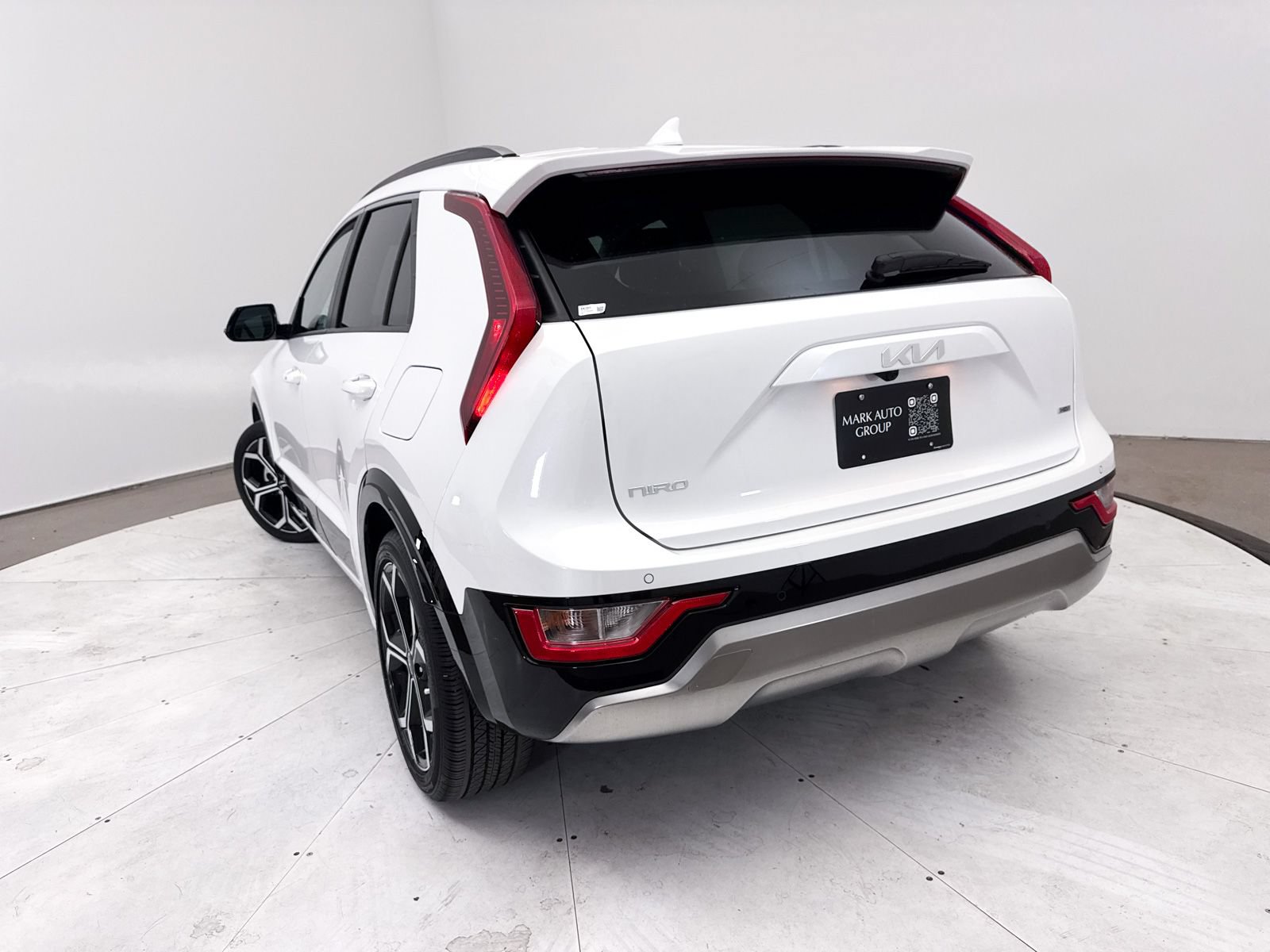 Used 2023 Kia Niro EX Touring FWD image 8