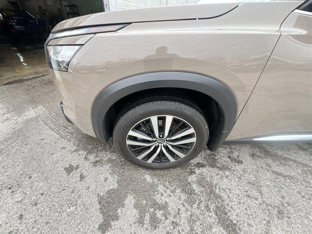 Used 2024 Nissan Pathfinder Platinum w/ Cargo Package image 10