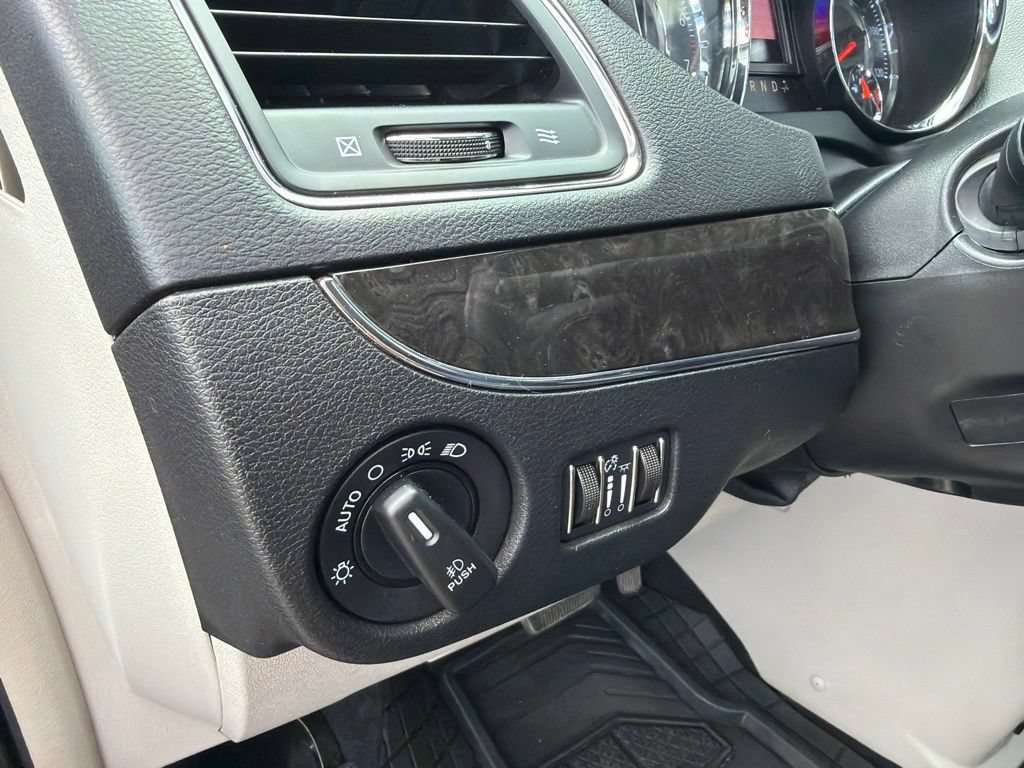 Used 2014 Chrysler Town & Country Touring FWD image 15
