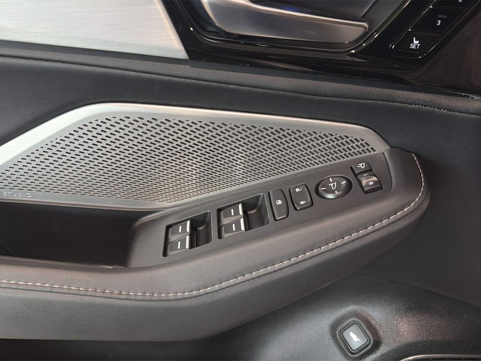 Used 2023 Acura MDX SH-AWD w/ Technology Package image 39