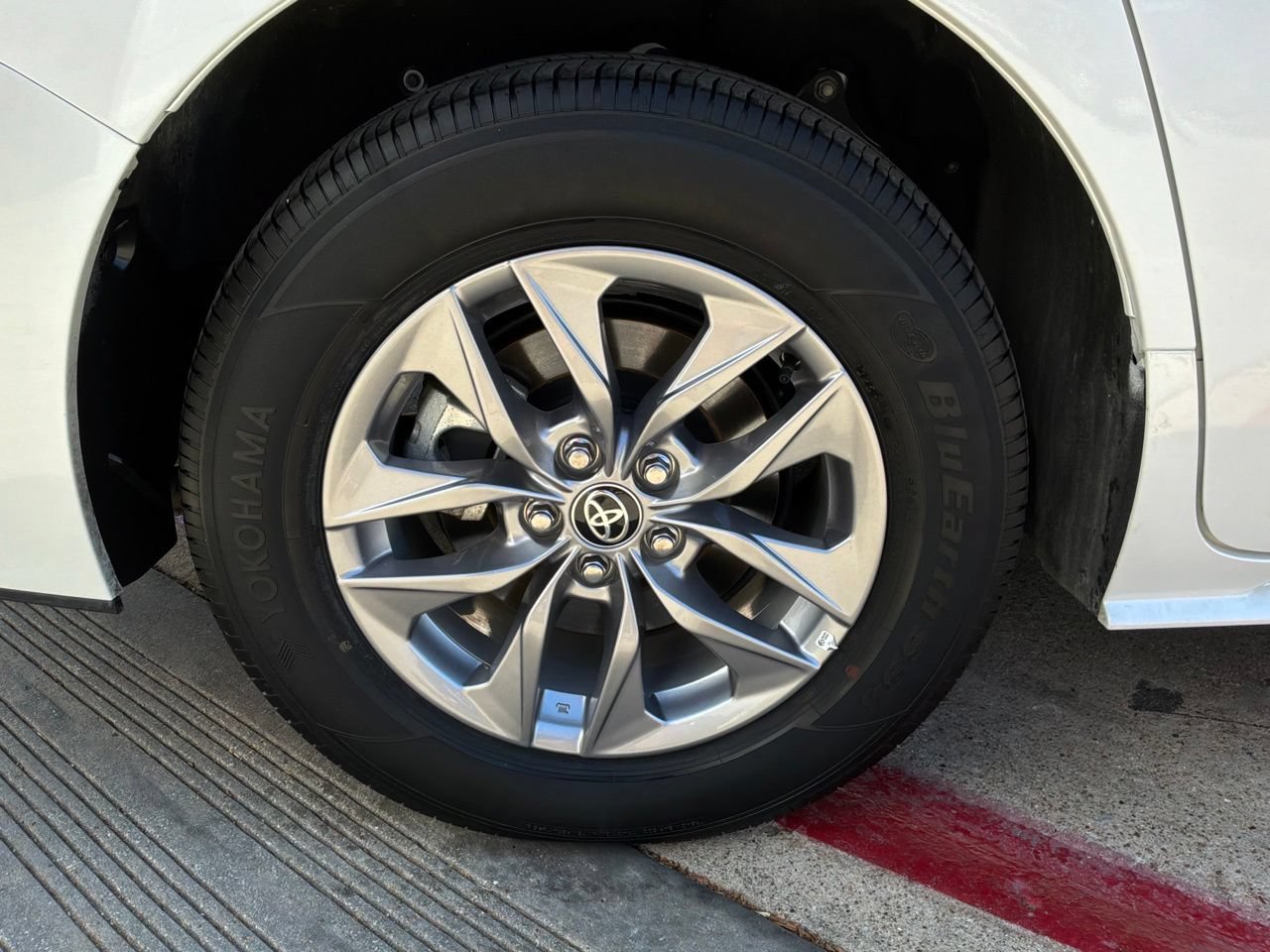 Used 2026 Toyota Sienna XLE FWD image 9