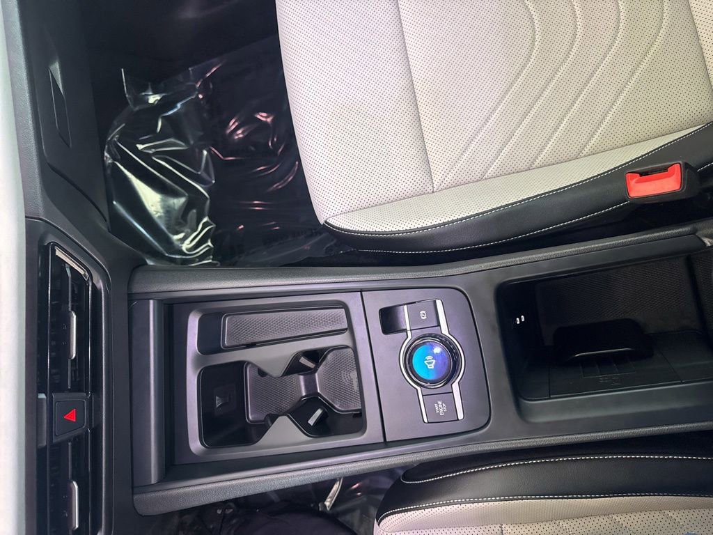 Certified 2025 Volkswagen Tiguan SE FWD image 17