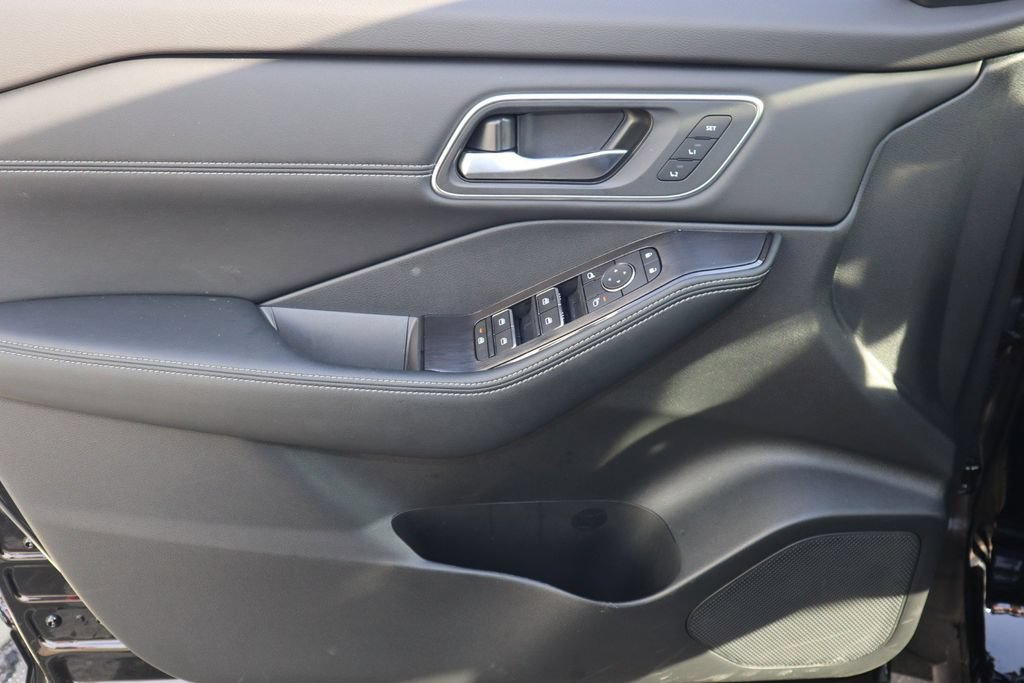 Certified 2025 Nissan Rogue Platinum FWD image 15