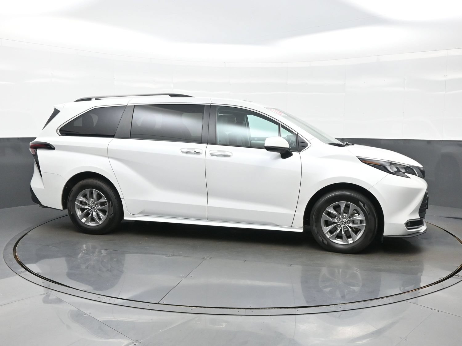 Used 2024 Toyota Sienna XLE AWD/4WD image 7
