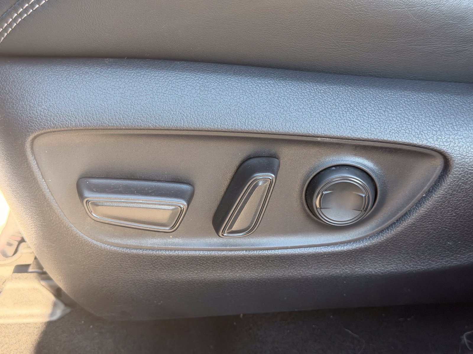 Used 2019 Toyota RAV4 XLE Premium FWD image 17