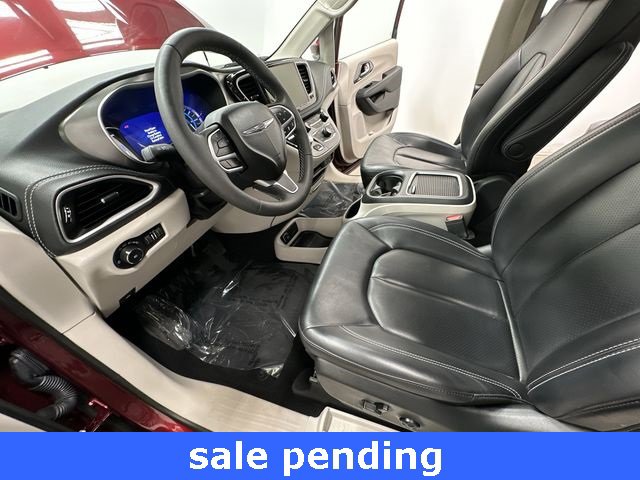 Used 2023 Chrysler Pacifica Touring-L image 16