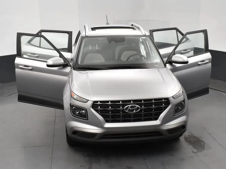 Used 2025 Hyundai Venue SEL FWD image 10