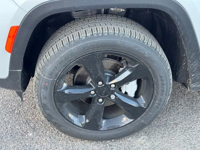 Certified 2024 Jeep Grand Cherokee Limited w/ Black Appearance Package image 30
