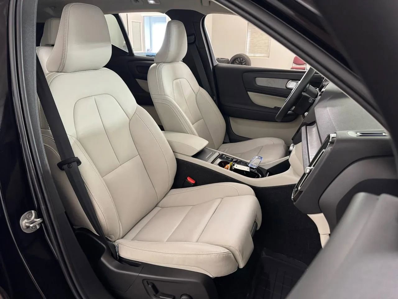 Used 2024 Volvo XC40 B5 Ultimate w/ Climate Package AWD/4WD image 40