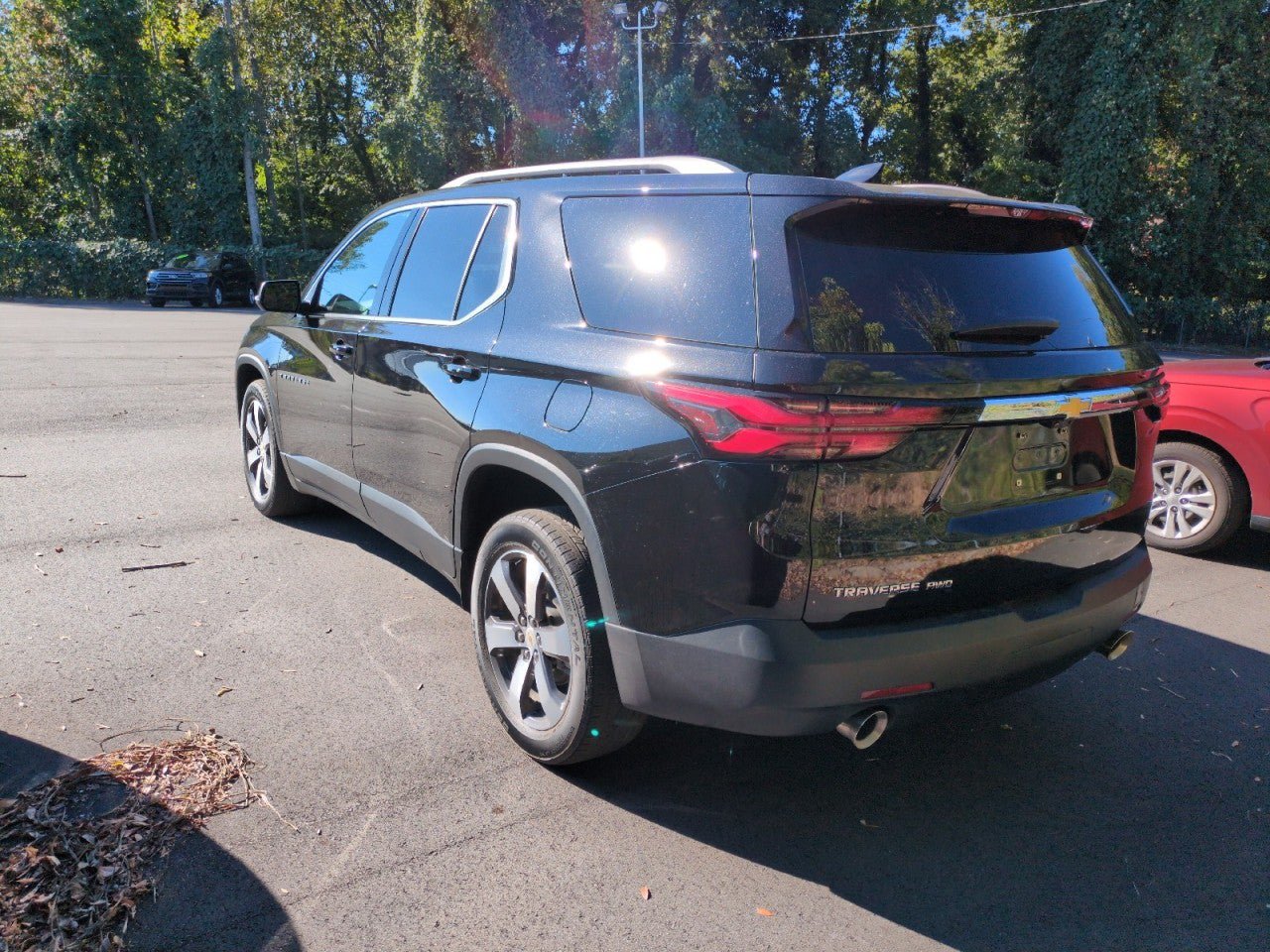 Used 2023 Chevrolet Traverse LT w/ LT Premium Package AWD/4WD image 3