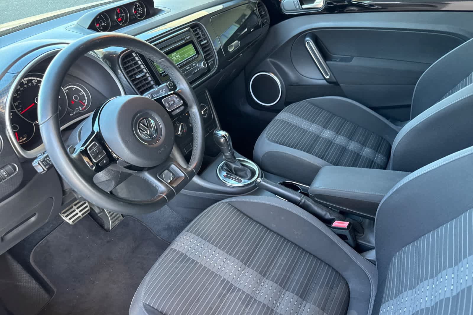 Used 2014 Volkswagen Beetle R-Line FWD image 11
