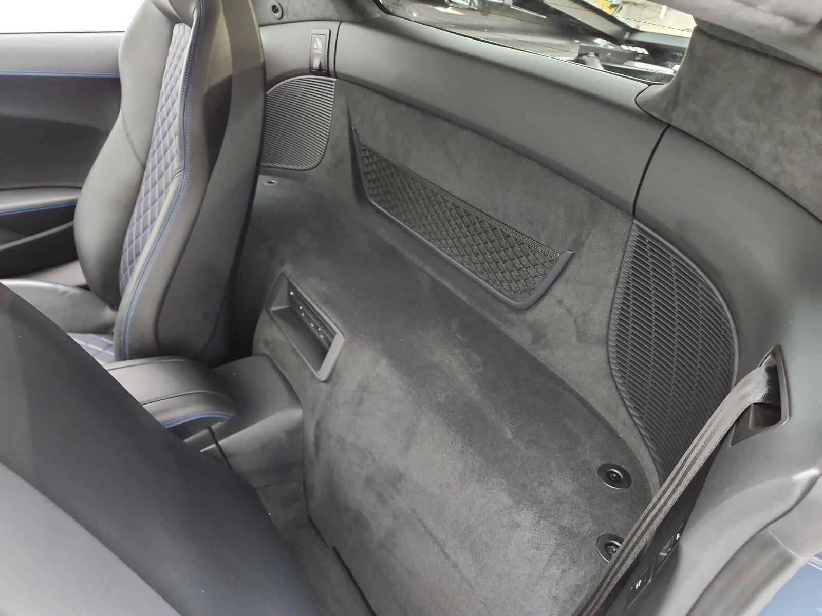 Used 2021 Audi R8 V10 w/ Premium Package RWD image 12