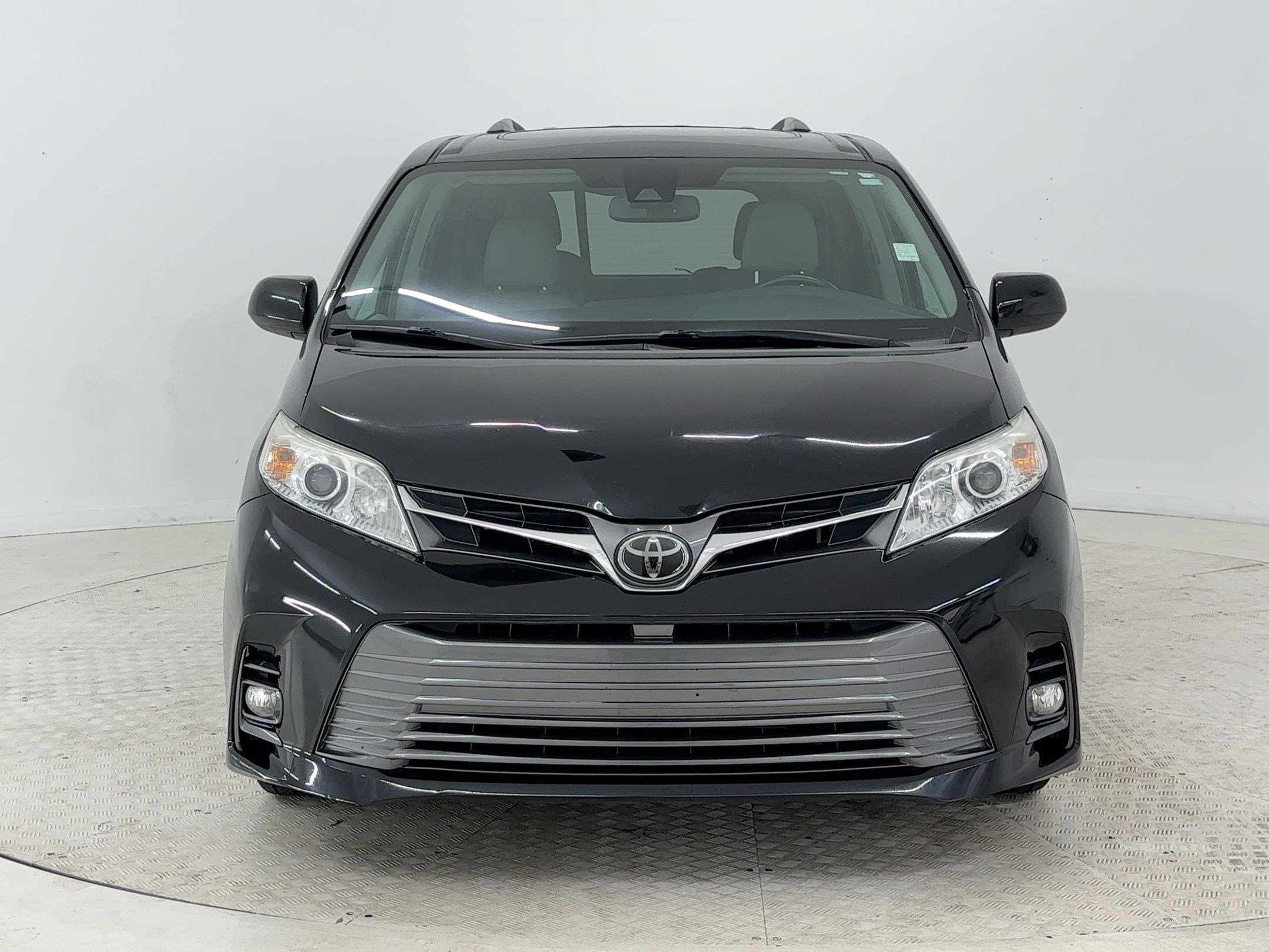 Used 2019 Toyota Sienna XLE image 5