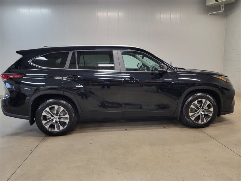 Used 2024 Toyota Highlander XLE AWD/4WD image 10