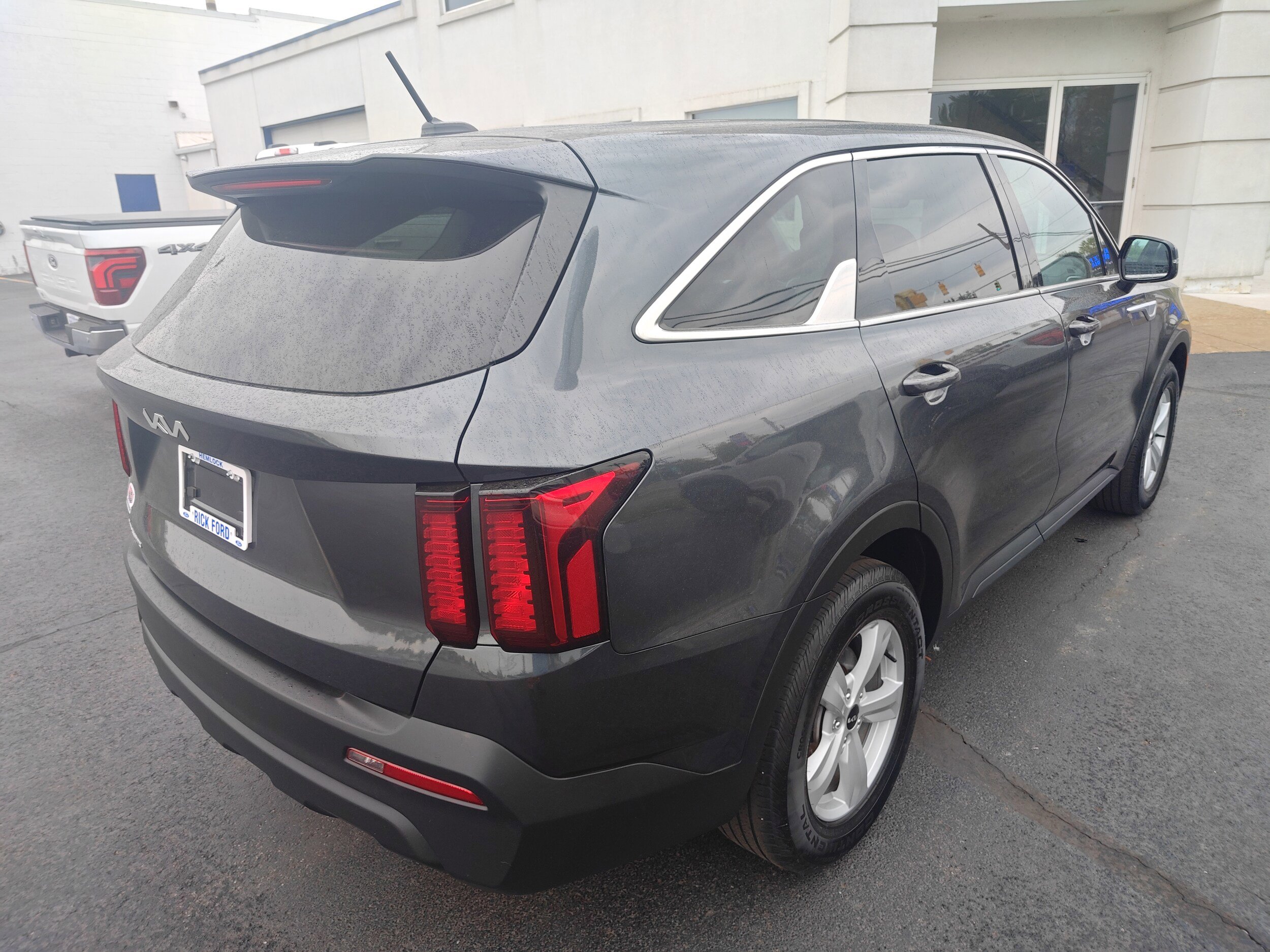 Used 2023 Kia Sorento LX FWD image 5