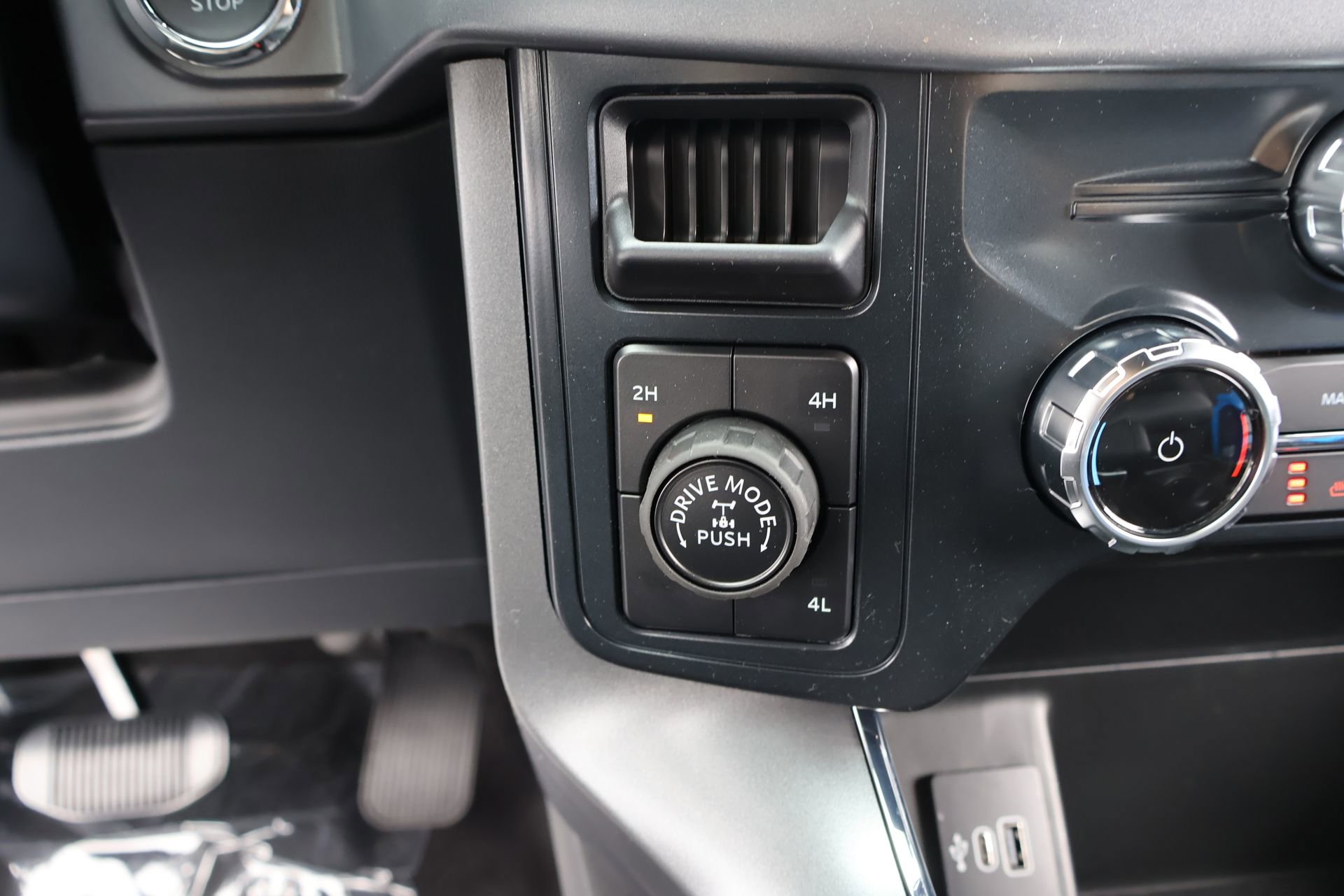 New 2026 Ford F150 XLT w/ Equipment Group 302A MID AWD/4WD image 9