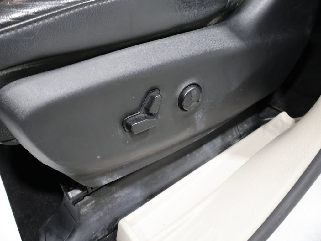 Used 2017 Chrysler Pacifica Touring-L w/ Tire & Wheel Group FWD image 10