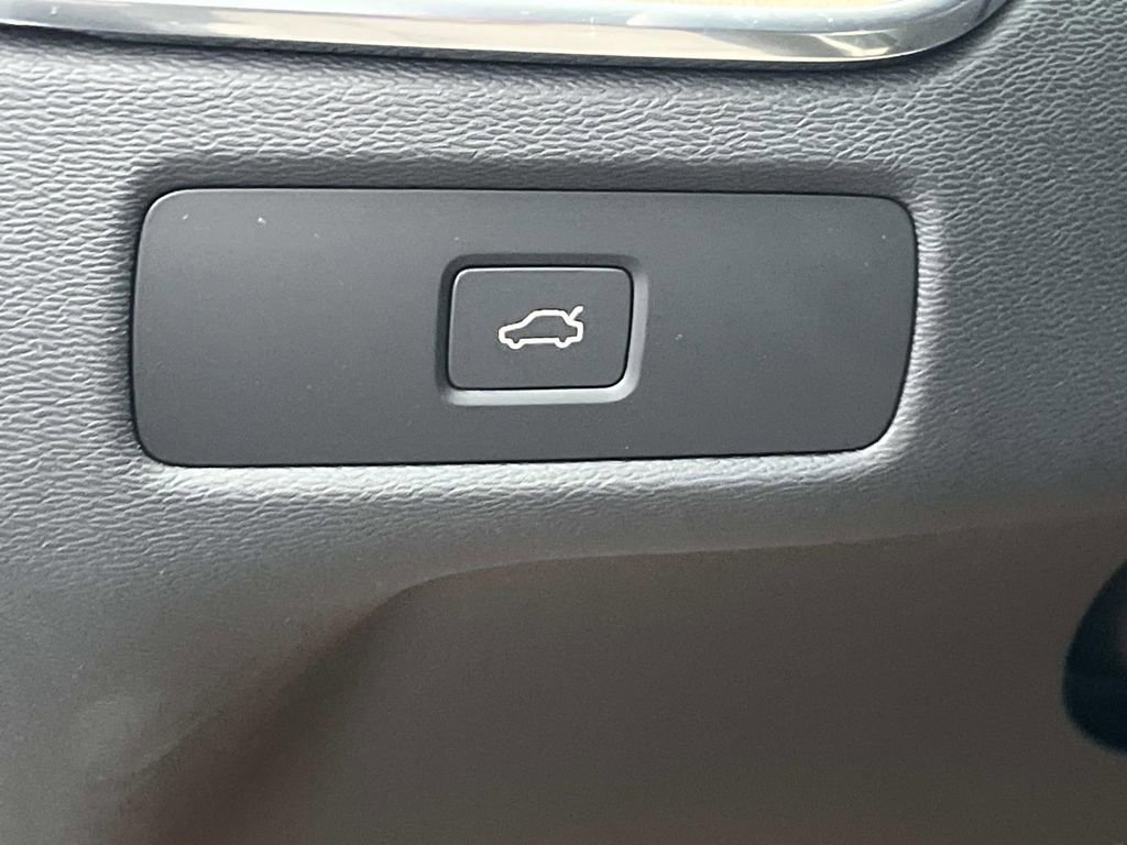 New 2026 Volvo XC60 B5 Plus w/ Protection Package Premier image 23