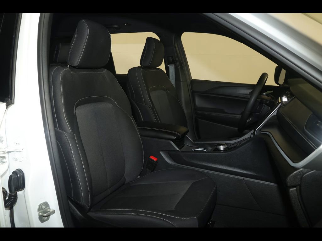 Used 2024 Jeep Grand Cherokee Laredo image 28