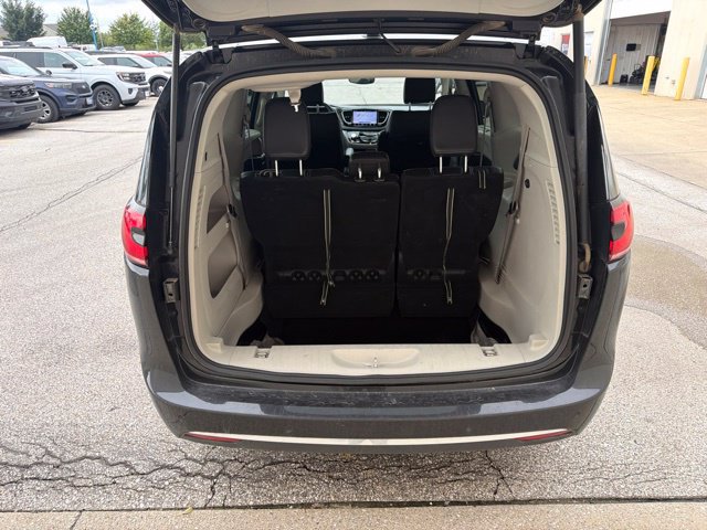 Used 2024 Chrysler Pacifica Touring-L FWD image 15